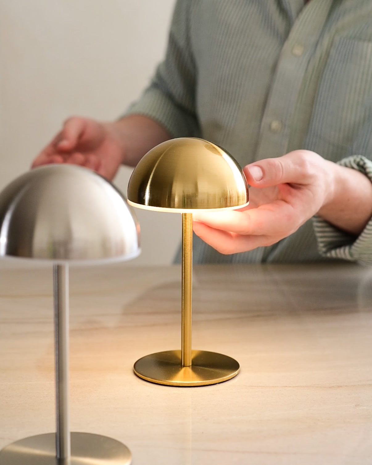 Luminária Portátil em Metal Dourado P
