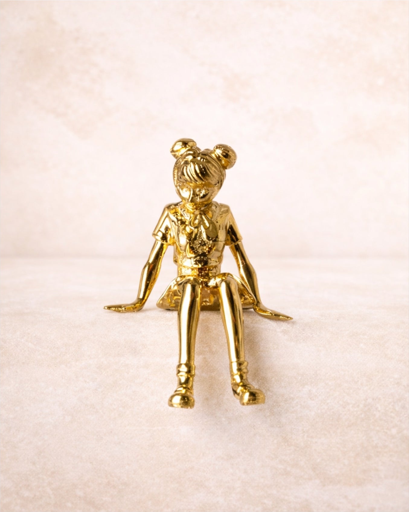 Escultura Menina Sentada banhado a Ouro