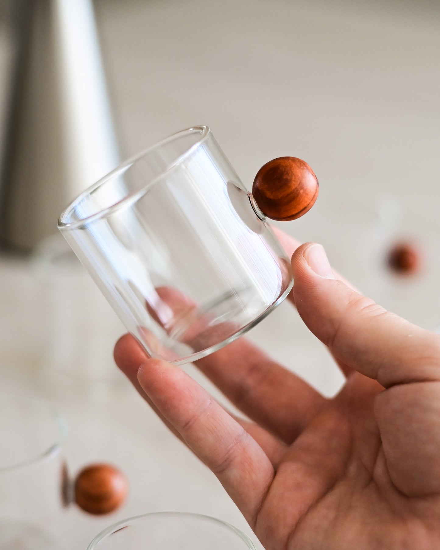 Conj. 6 Xícaras em Vidro e Alça Esfera Madeira - Disponível em 12 dias úteis