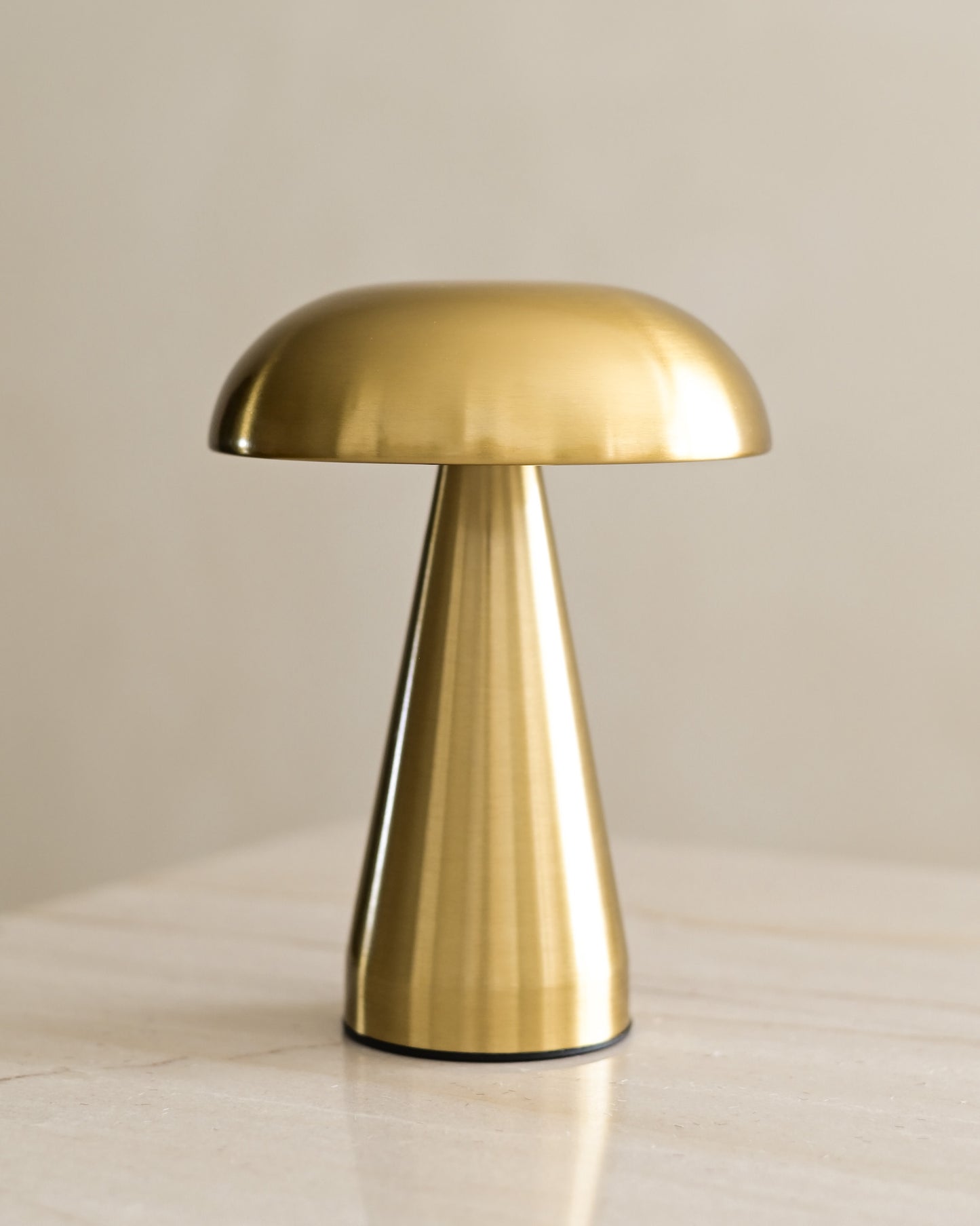 Luminária Portátil em Metal Dourado