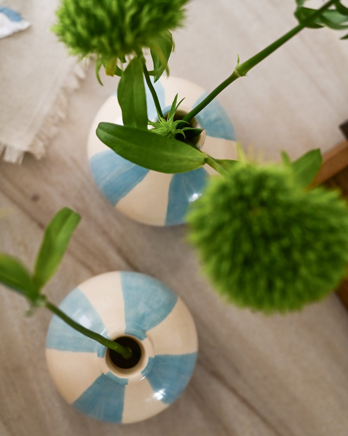 Mini Vaso Bolinha em Cerâmica Azul e Off White