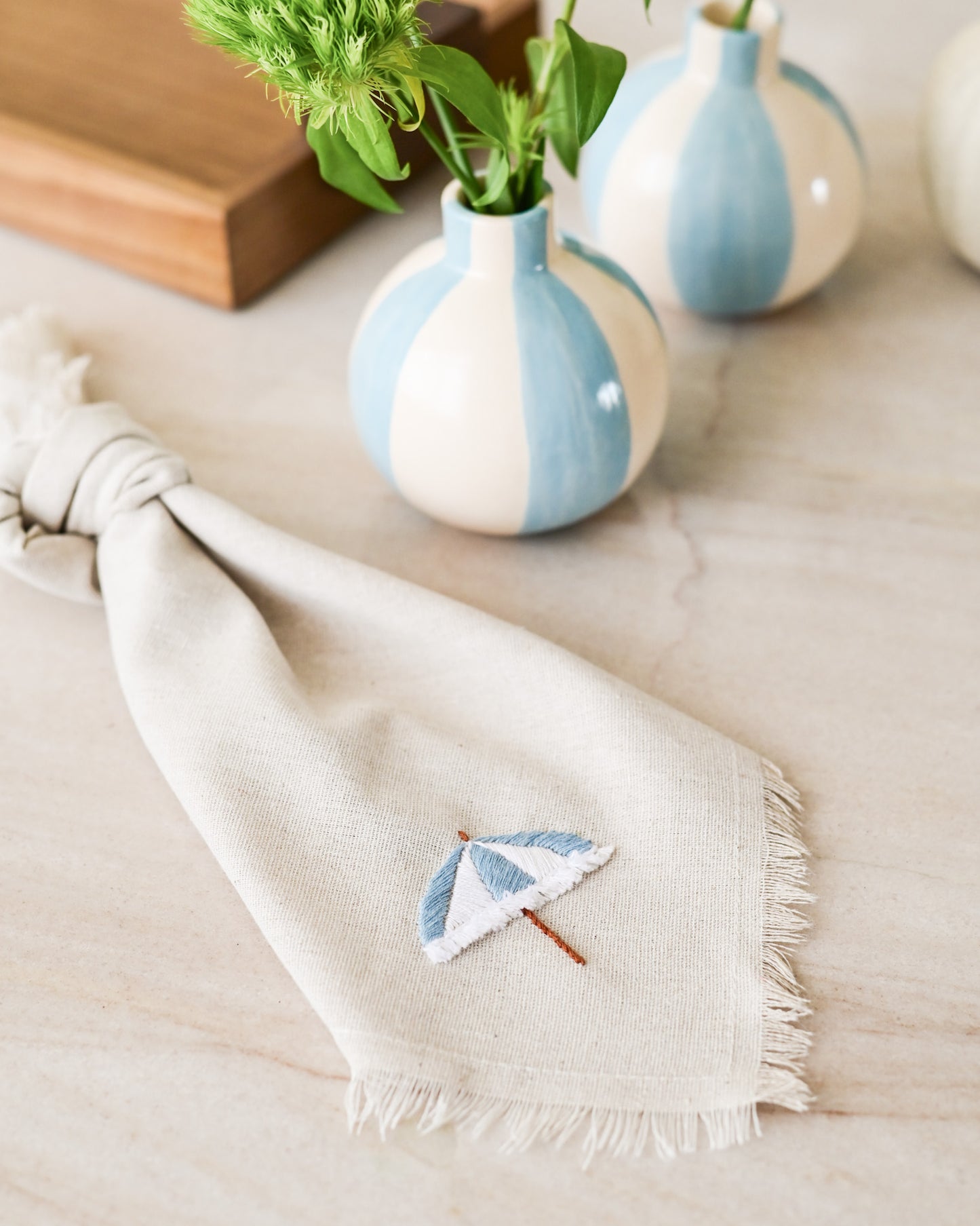 Mini Vaso Bolinha em Cerâmica Azul e Off White