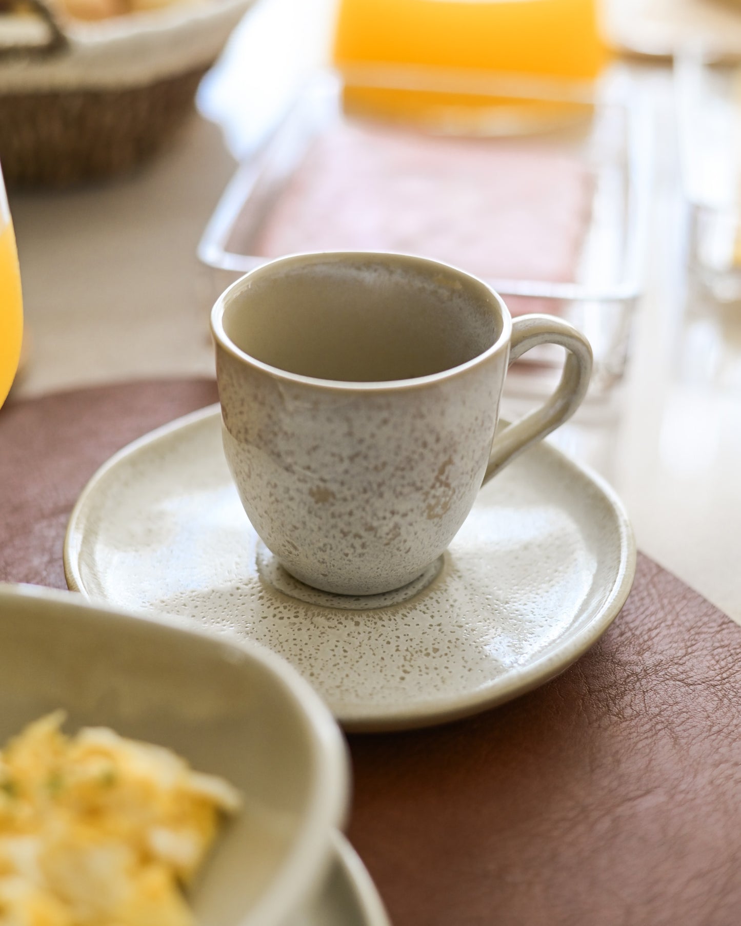 Xícara com Pires em Cerâmica Esmaltada