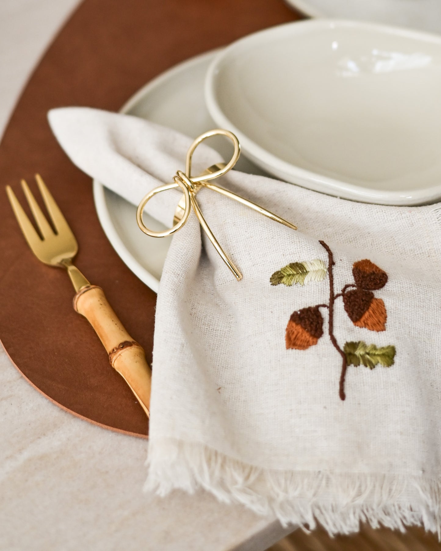 Guardanapo em Linho Rústico com Bordado Pinhas - prazo 20 dias