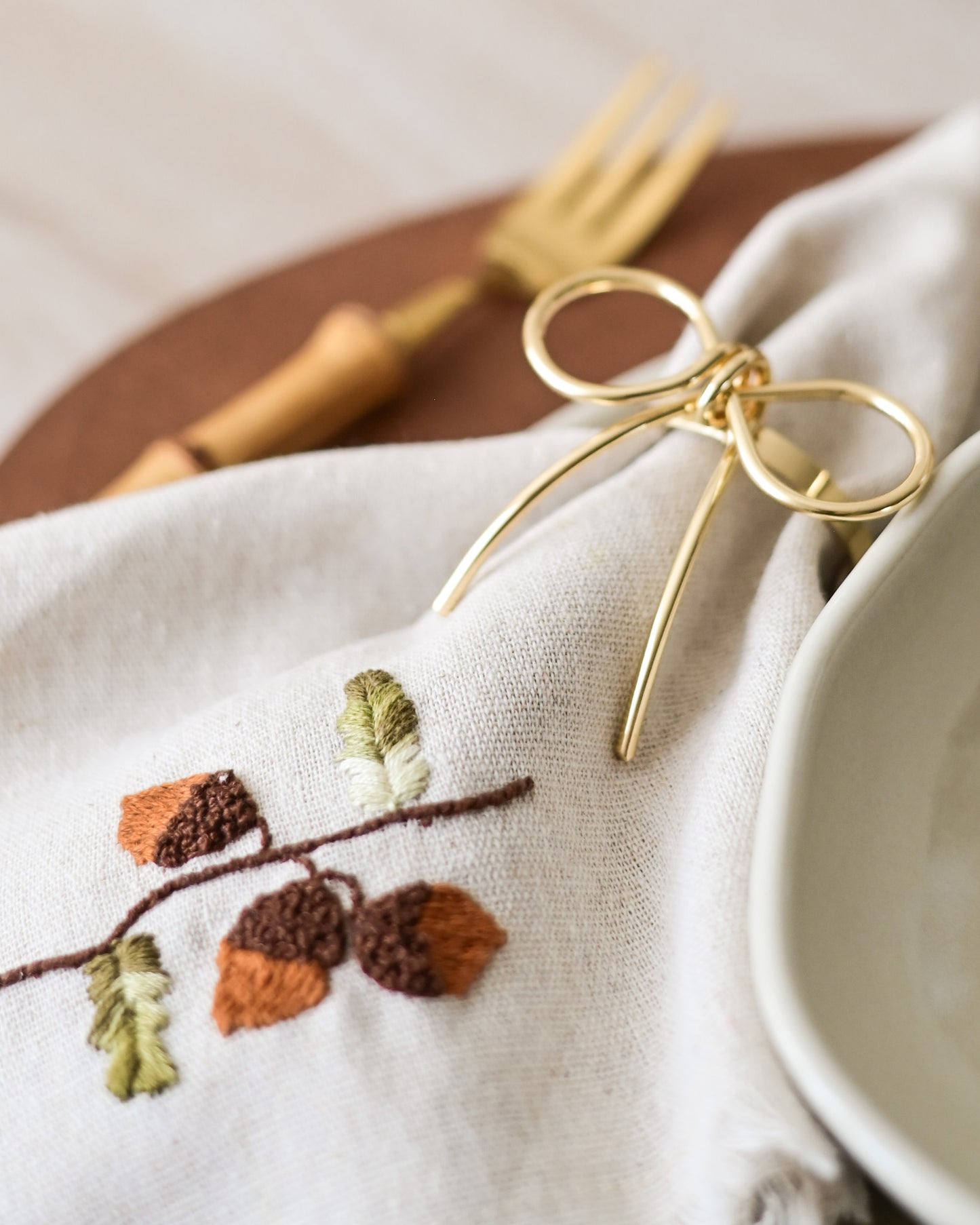 Guardanapo em Linho Rústico com Bordado Pinhas - prazo 20 dias