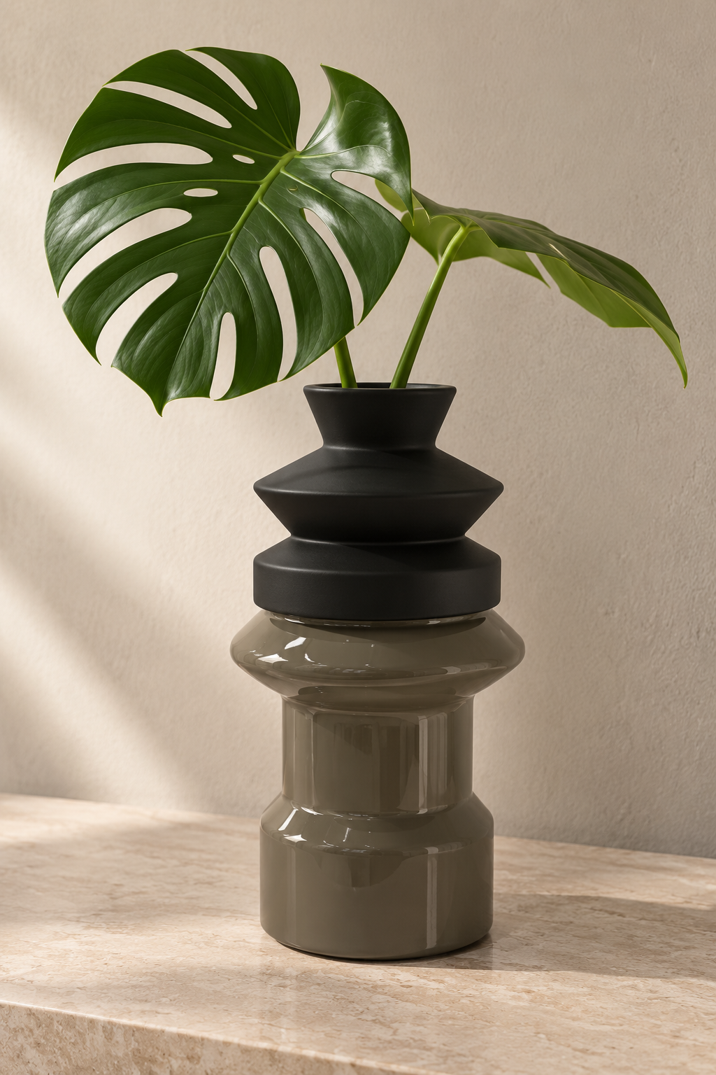 Vaso em Porcelana Totem Preto com Verde G