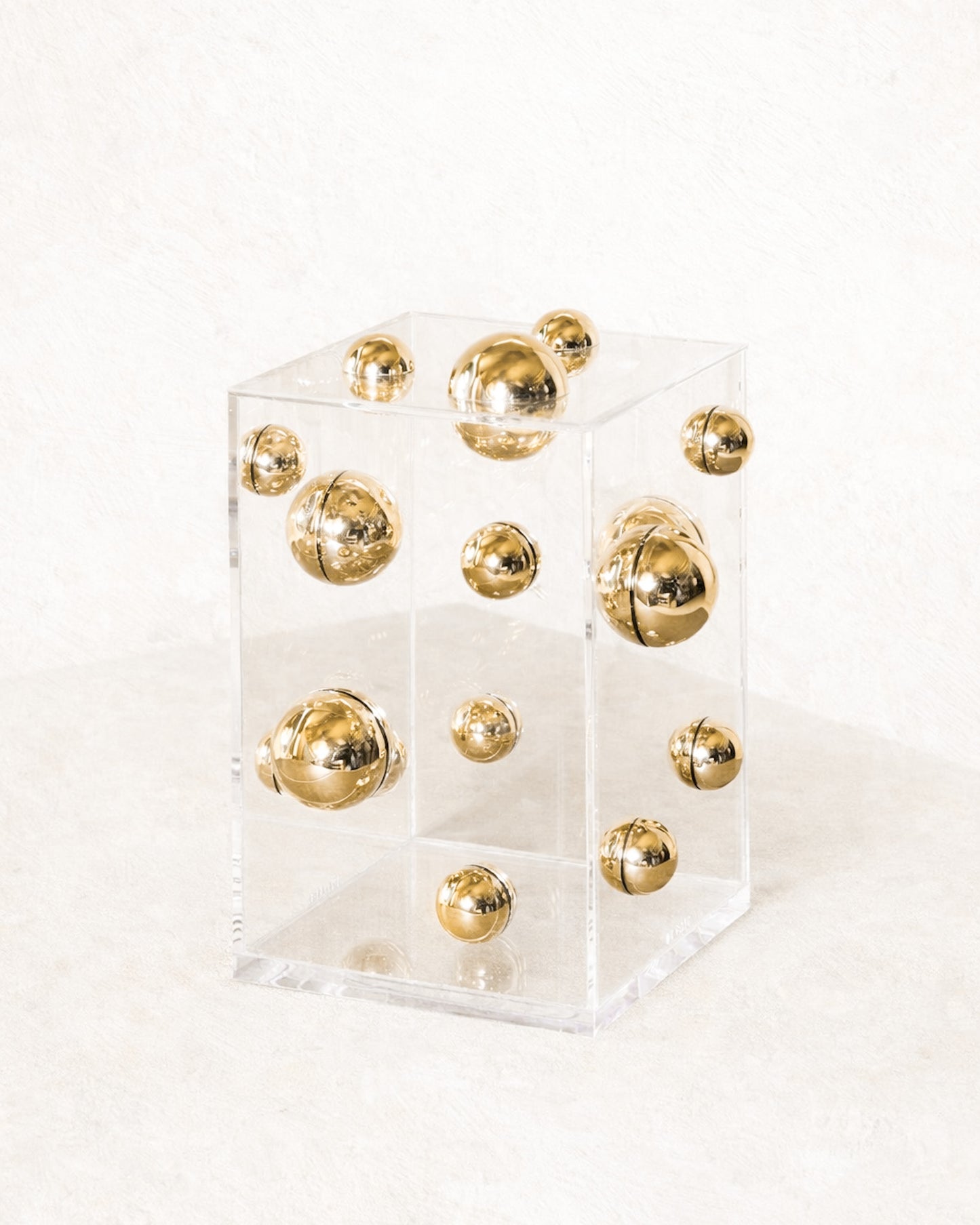 Escultura Match em Acrílico e Esferas em Dourado 20cm By Gabs