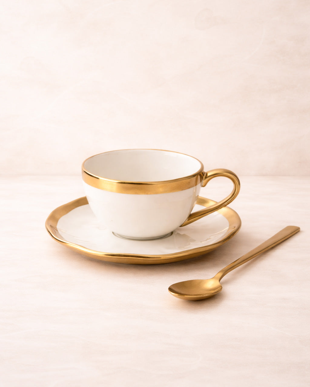 Xícara em Porcelana Off White e Dourado