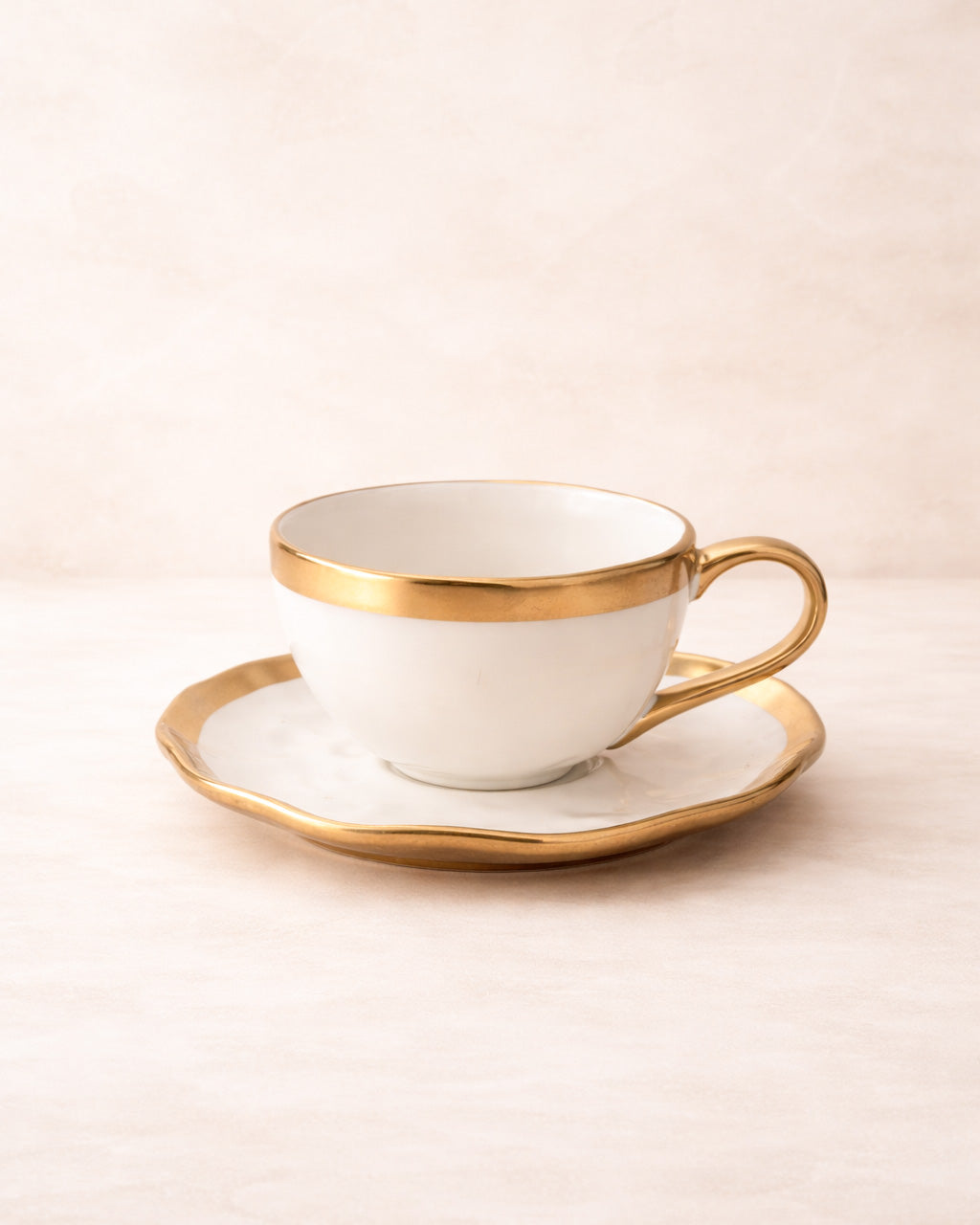 Xícara em Porcelana Off White e Dourado