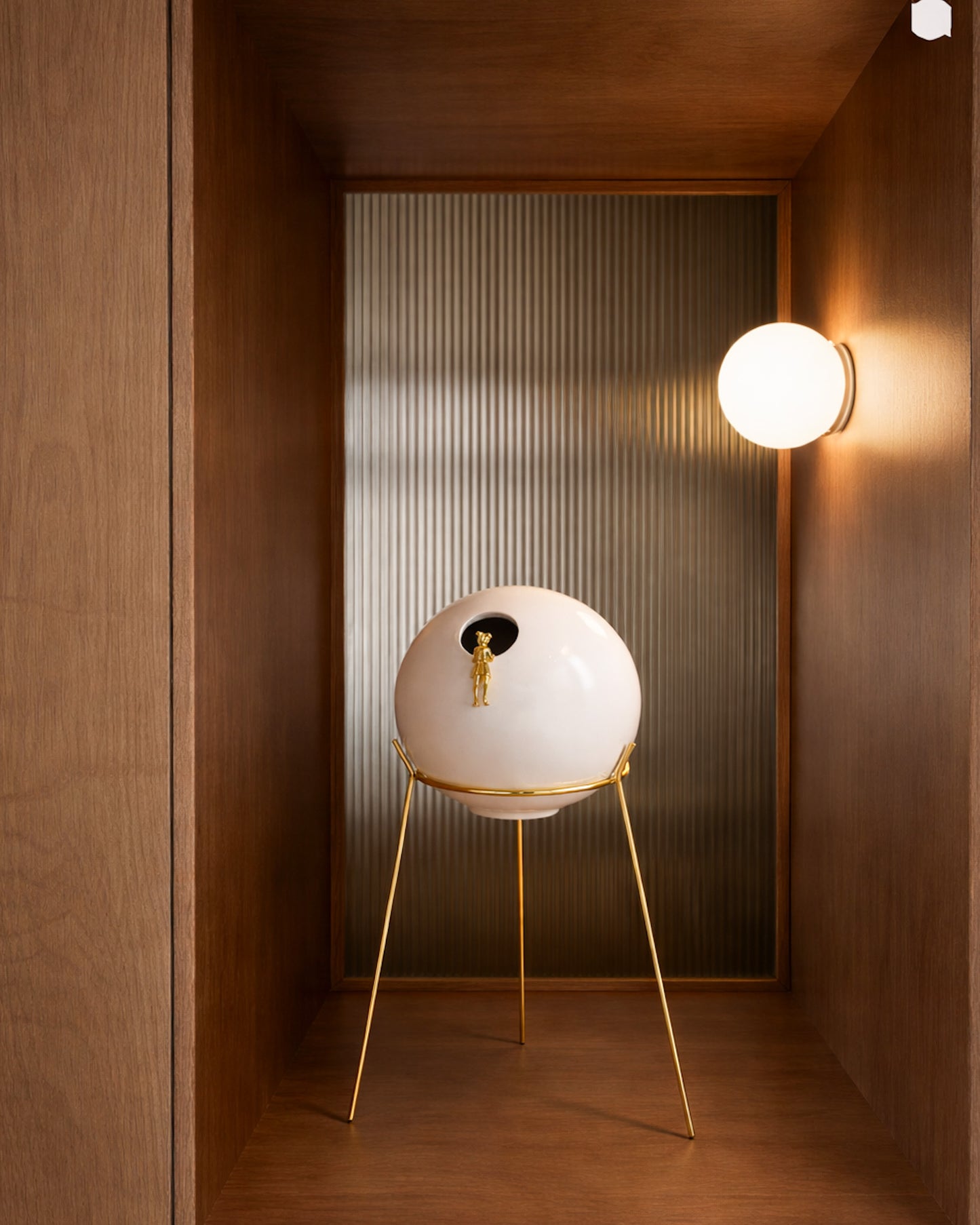 Vaso Bola com Menina Banhado a Ouro Nara Ota